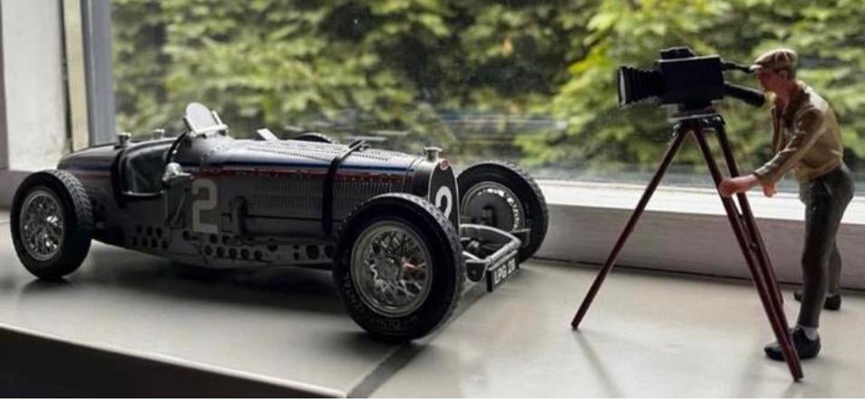 Caméraman Schuco avec caméra sur un stand 1:18 ‼️, Collections, Envoi, Comme neuf