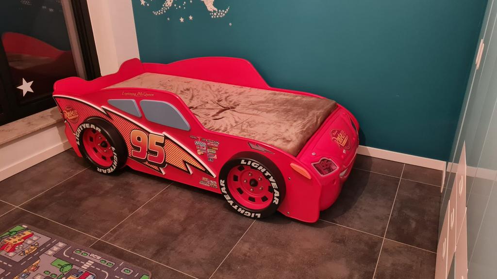 Disney Cars McQueen kleuterbed, Kinderen en Baby's, Kinderkamer | Bedden, Zo goed als nieuw, Lattenbodem, Matras, Ophalen