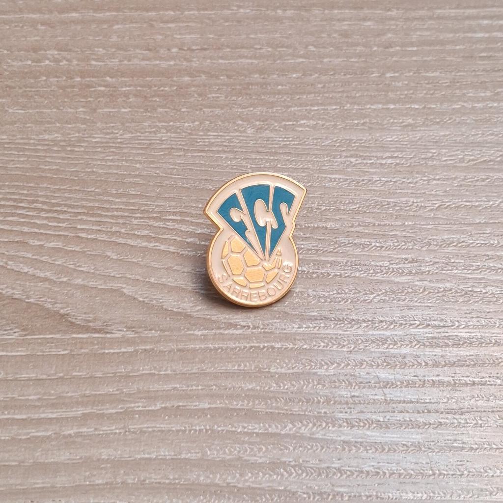PIN - SARREBOURG - VOETBAL - FOOTBALL, Verzenden, Gebruikt, Sport, Speldje of Pin