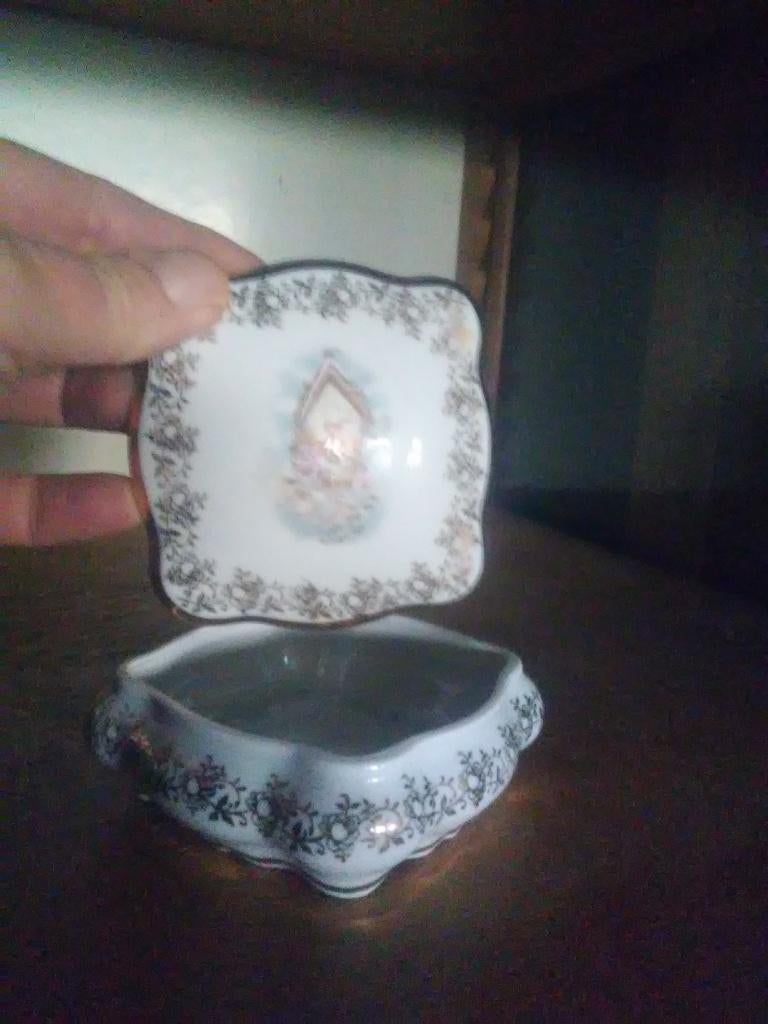 Ancienne boite en porcelaine 'limoge, Enlèvement ou Envoi