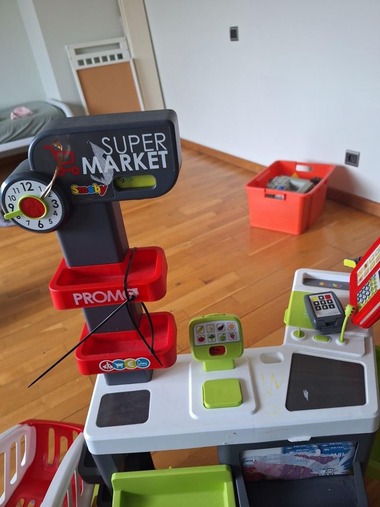 Winkeltje met bak fruit, groenten, ..., Ophalen
