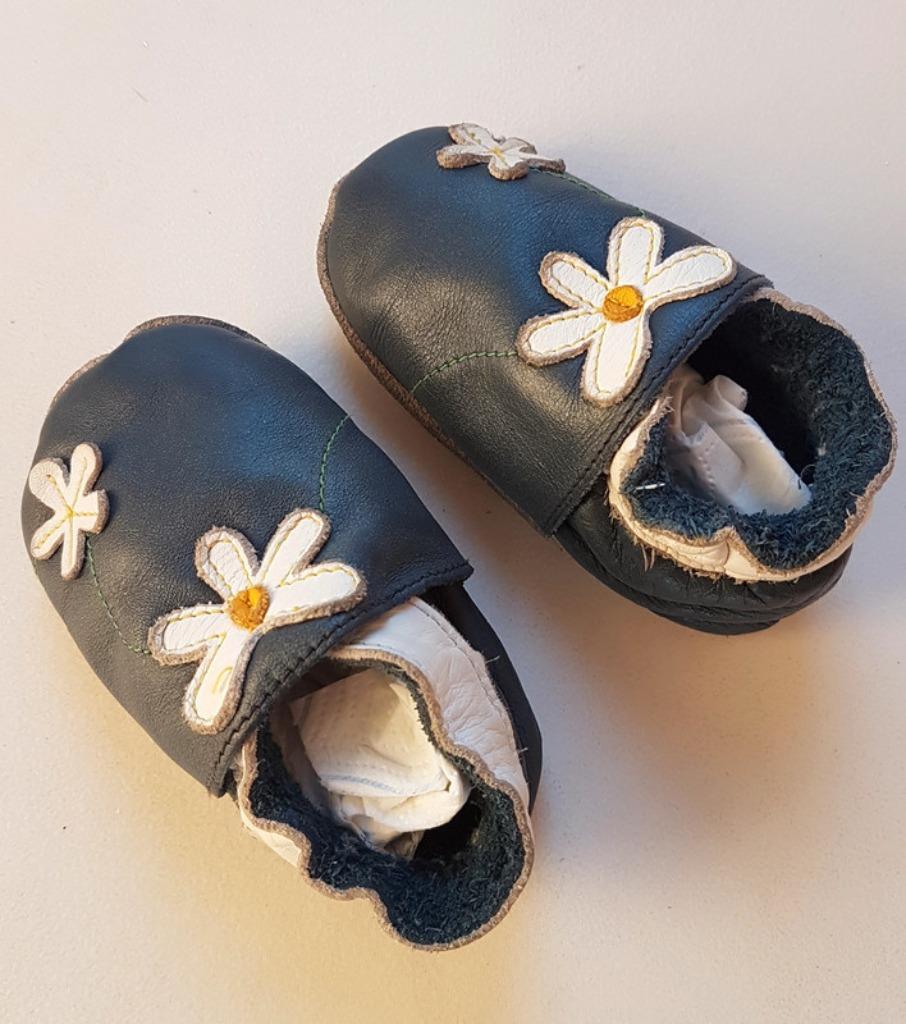 BOBUX - Chaussons Soft Sole bleue + marguerites - T.S (3-9 m, Enfants & Bébés, Garçon ou Fille, Enlèvement ou Envoi, BOBUX, Utilisé