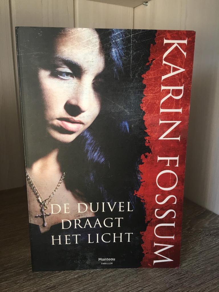 Karin Fossum - De duivel draagt het licht, Ophalen of Verzenden, Gelezen, Scandinavië