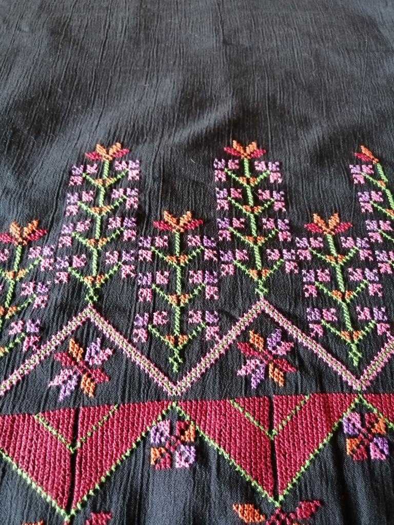 Al-Badia handgemaakte tafelloper/sjaal/doek, Kleding | Dames, Ophalen of Verzenden, Zo goed als nieuw, Sjaal