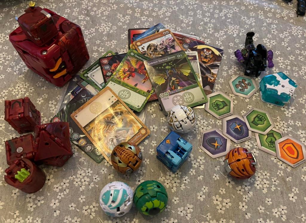 Bakugan lot met kaarten en magnetische kaartjes, Verzamelen, Ophalen, Gebruikt