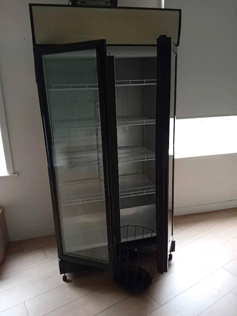 Koelkast met vitrine, Ophalen