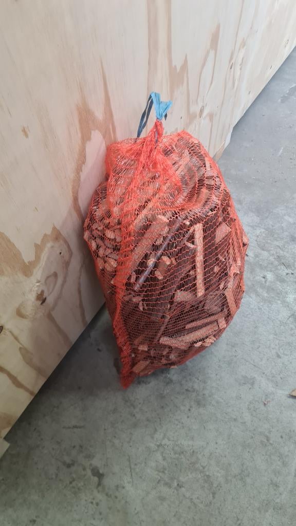 Aktie Aanmaakhout droge eik 3 a 5 kg !10 zakken voor 20 €, Ophalen