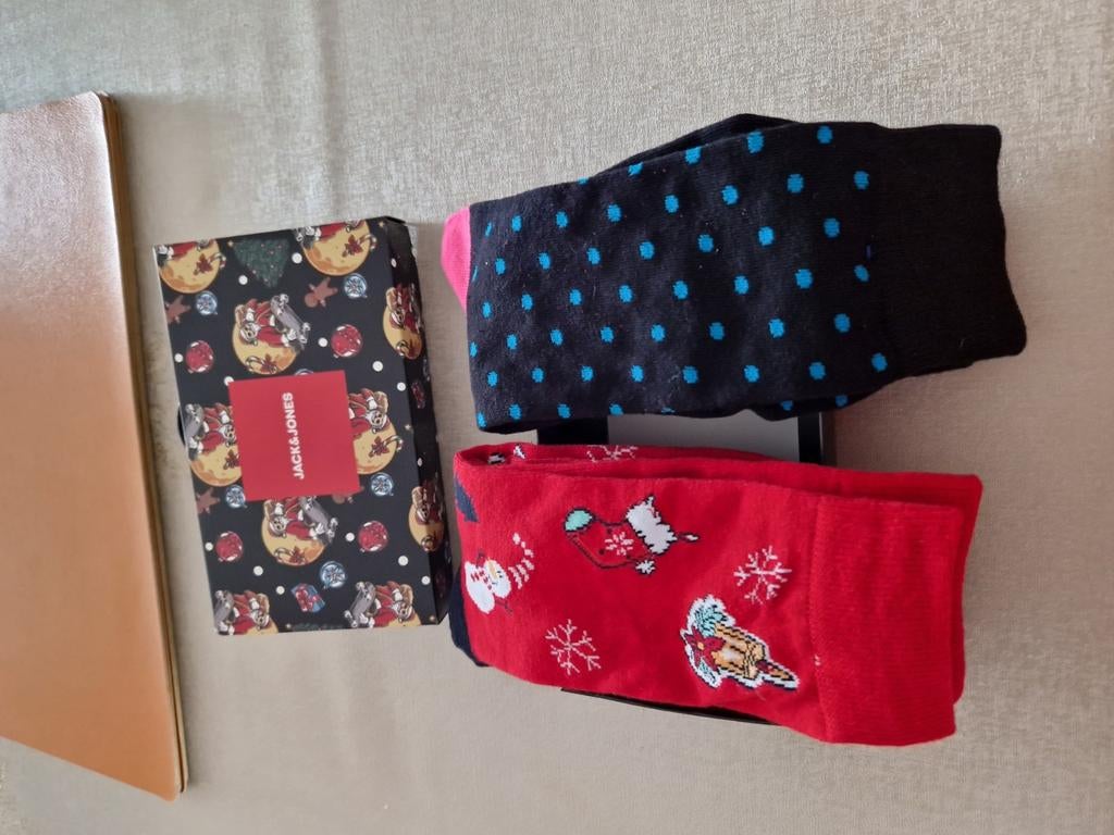 Veste et chaussettes Jones dans un coffret cadeau, Vêtements | Hommes, Chaussettes & Bas, Neuf, Autres couleurs, Jack&Jones, Enlèvement