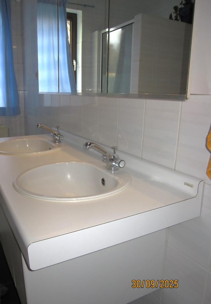 meuble plus miroir salle de bain avec évier Sani jura, Huis en Inrichting, Badkamer | Badkamermeubels, Ophalen, Gebruikt, 100 tot 150 cm