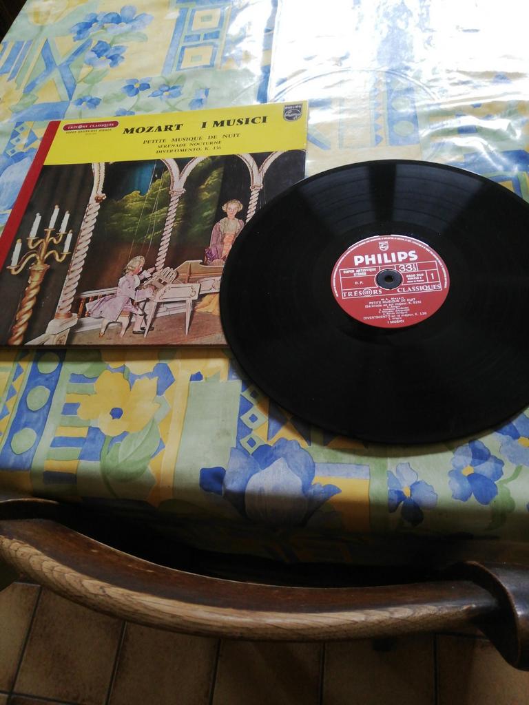 Vinyl. 33 tours. Mozart. Petite musique de nuit., CD & DVD, Vinyles | Enfants & Jeunesse, Enlèvement ou Envoi, Comme neuf, Musique