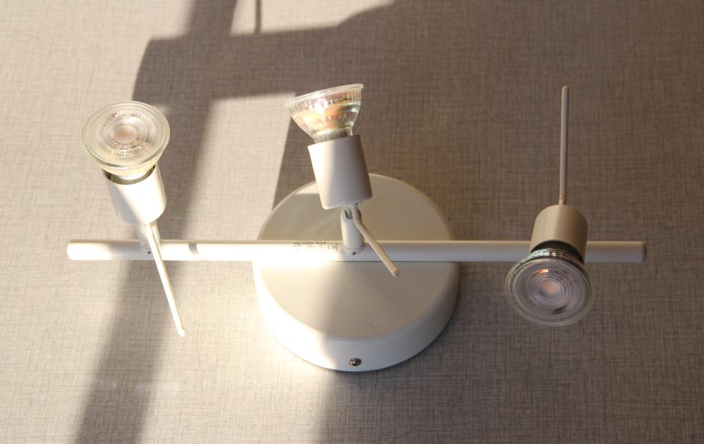 3 spots sur réglettes Tross IKEA, Enlèvement ou Envoi, Utilisé, Métal ou Aluminium, Halogène