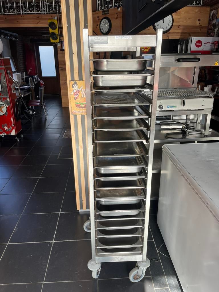 Trolley met dienbladen, Ophalen