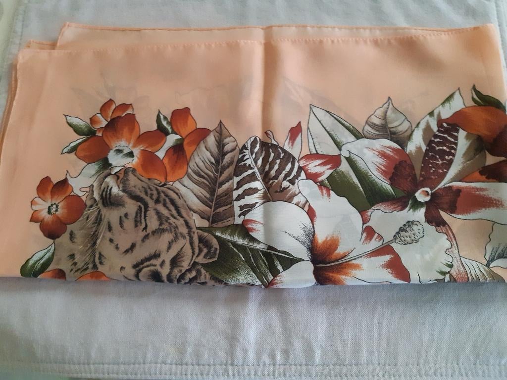 Taille du châle 98 cm par 76 cm. 100 % polyester., Daxon, Envoi, Comme neuf, Écharpe