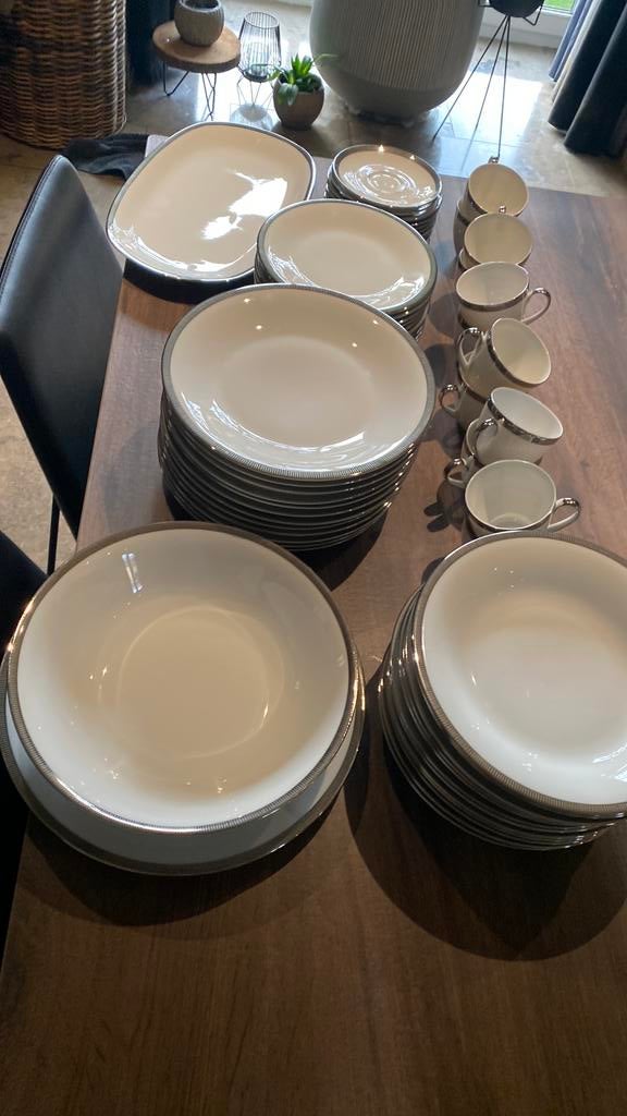 Eet en koffieservies wit met zwart/ zilver boord van bavaria, Ophalen