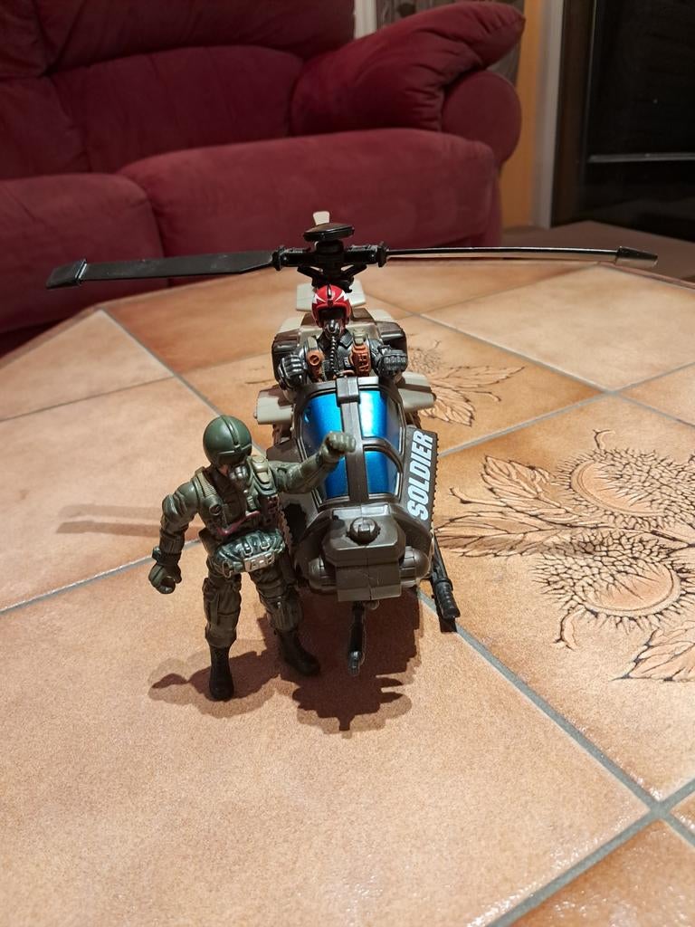 Chap Mei gevechtshelikopter en 2 figuren, Ophalen of Verzenden, Zo goed als nieuw
