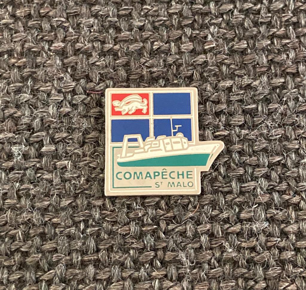 PIN - COMAPÊCHE - SAINT-MALO - FRANCE - PÊCHE - VISSERIJ, Verzenden, Gebruikt, Overige onderwerpen, Speldje of Pin
