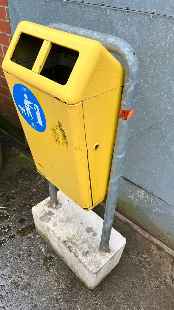 prullenbak, vuilnisbak, op betonnen voet capitole 2 stuks, 40 liter of meer, Ophalen, Gebruikt, Metaal