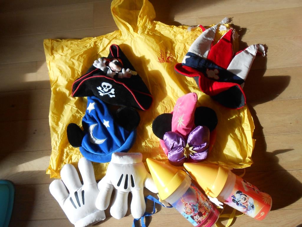 LOT Disneyland Paris : 4 chapeaux, 2 seaux pop corn, gants, Ophalen, Mickey Mouse, Gebruikt
