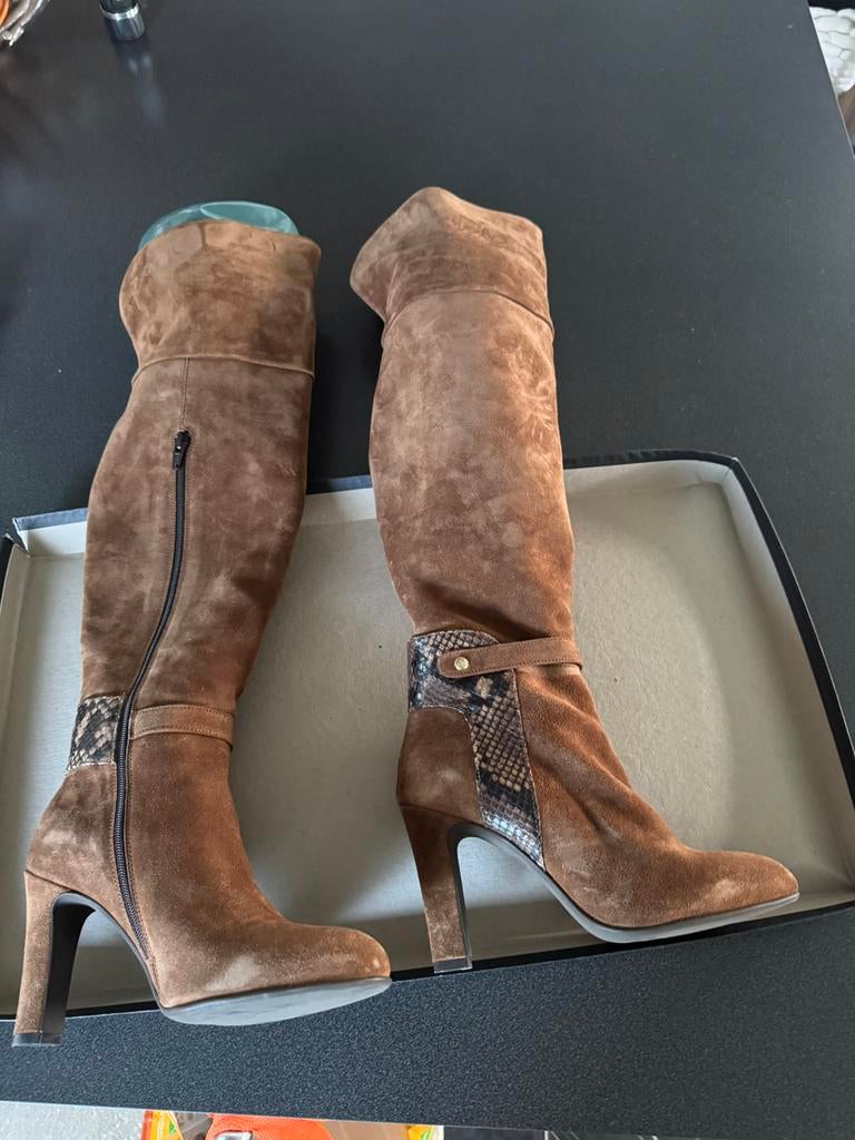Cuissardes ou bottes hautes en suede, Vêtements | Femmes, Neuf, Enlèvement ou Envoi, Brun, Bottes hautes