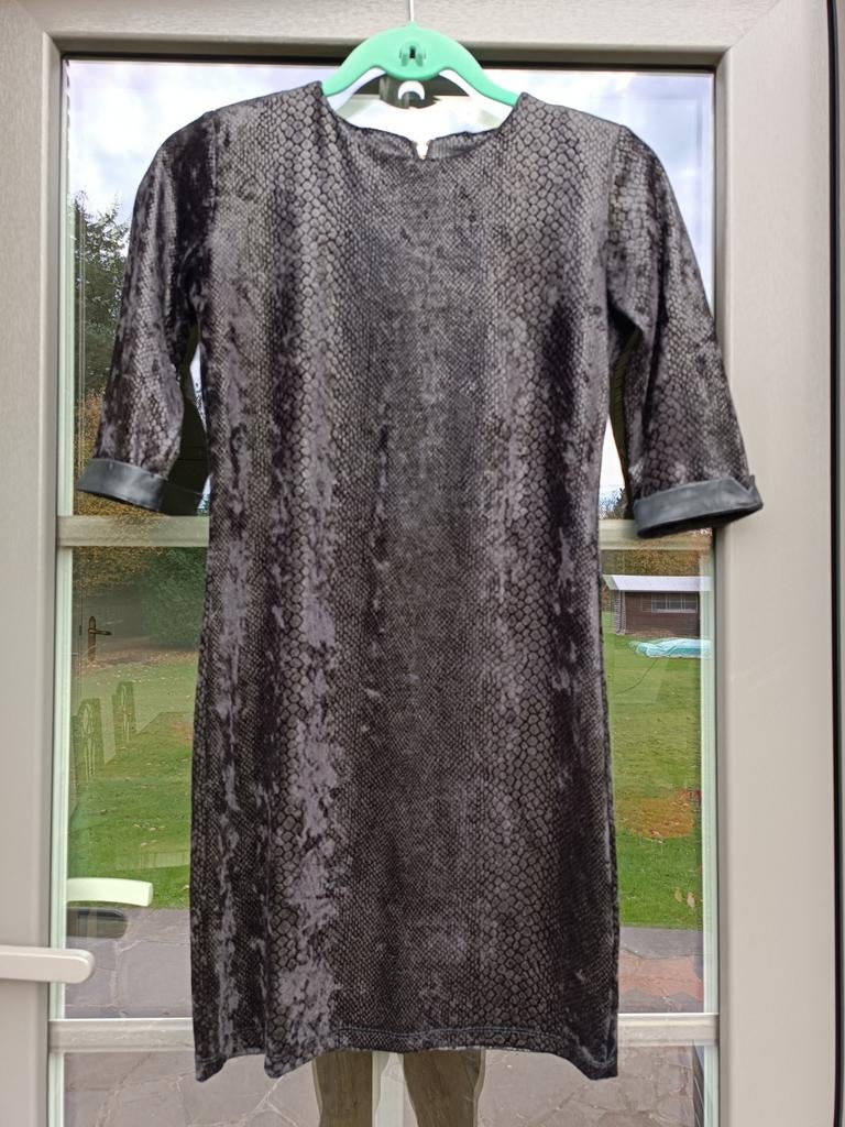 Robe de soirée ou autres noire imitation cuir Voyelles, Vêtements | Femmes, Robes, Enlèvement ou Envoi, Porté