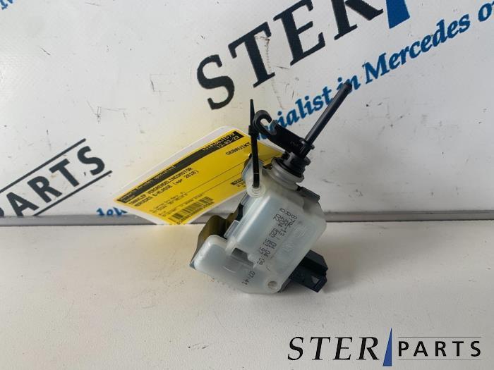 Moteur de verrouillage clapet réservoir d'un Mercedes E-Kla, Enlèvement ou Envoi, 3 mois de garantie, Utilisé, Mercedes-Benz