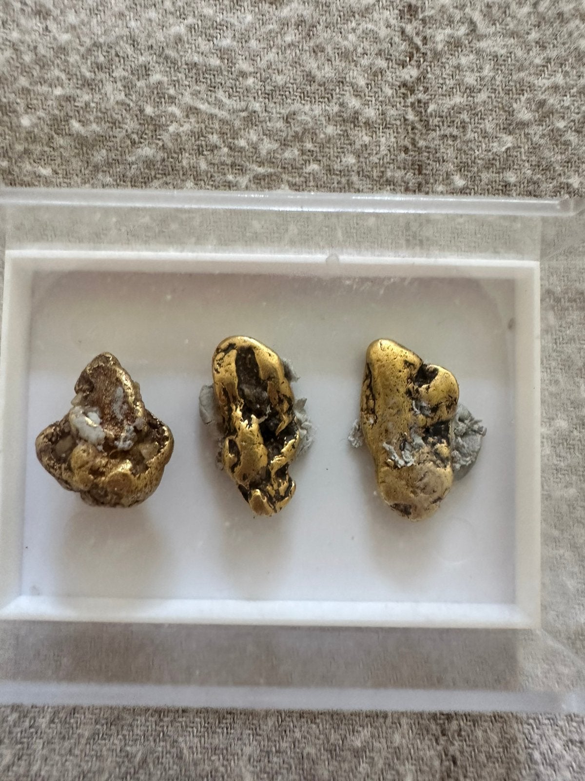 Pépites d'or, Collections, Enlèvement