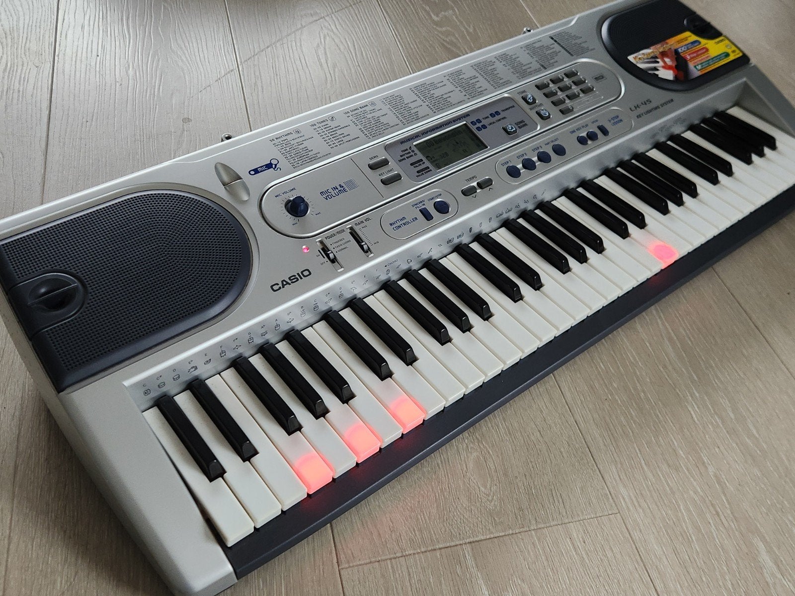 Keyboard 5 octaven Casio LEERBEGELEIDING
Kwaliteit van beken, Muziek en Instrumenten, Ophalen, 61 toetsen, Casio