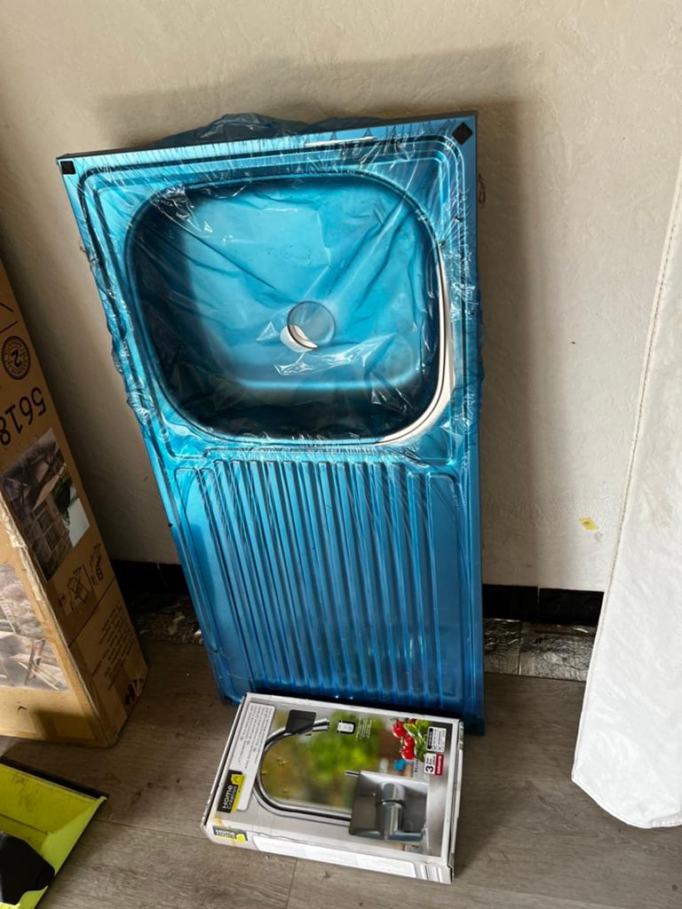 Pompenbak en kraan., Ophalen, Zo goed als nieuw