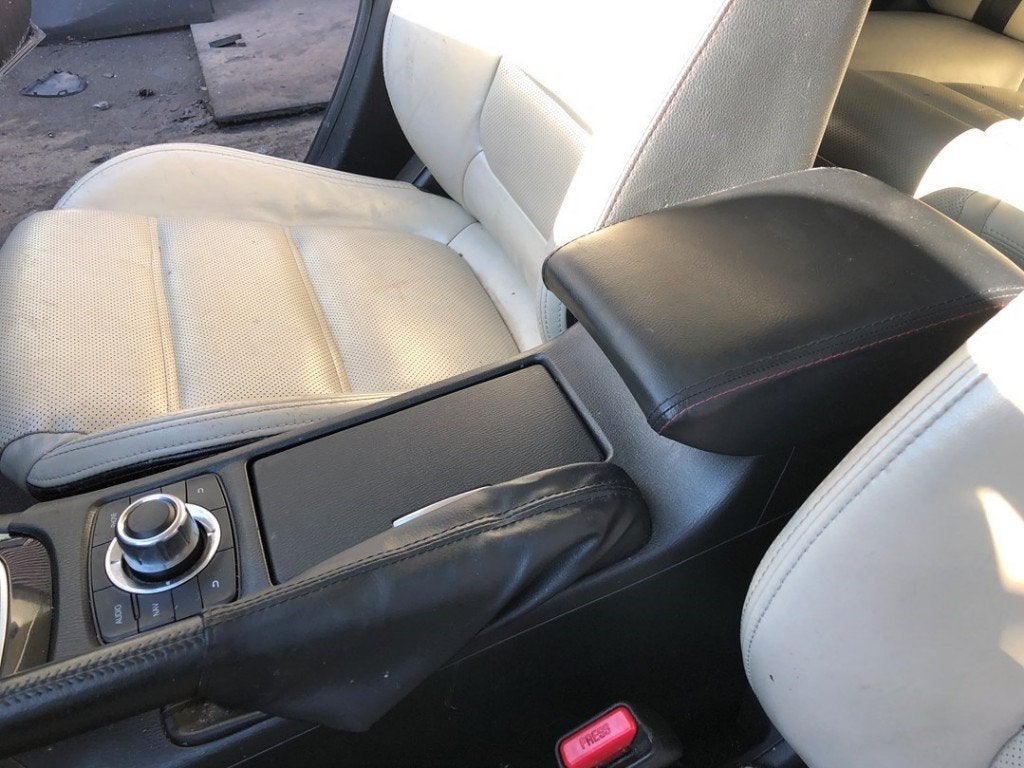 ACCOUDOIR CENTRAL Mazda 6 (GJ / GH / GL) (01-2012/11-2020), Autos : Pièces & Accessoires, Hitdorfer Straße 73
51371  Leverkusen, DE