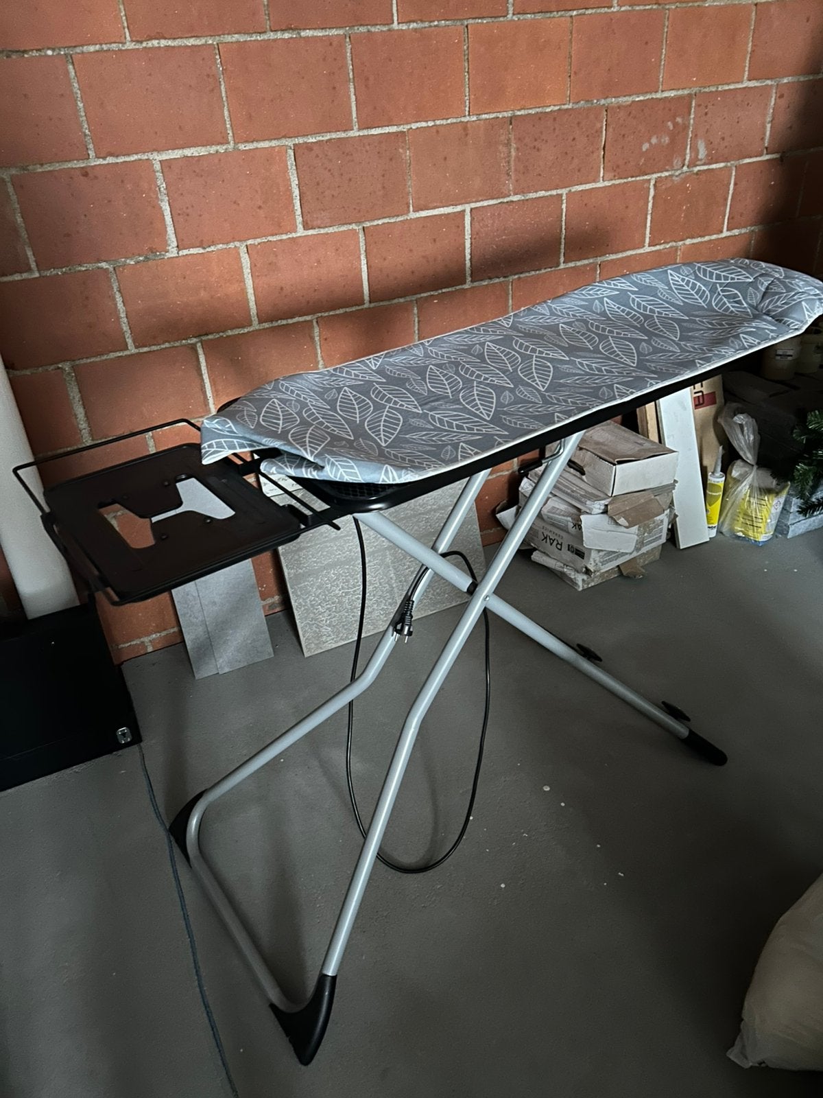 Strijkplank, kapstokken en broodtrommel, Ophalen, Zo goed als nieuw