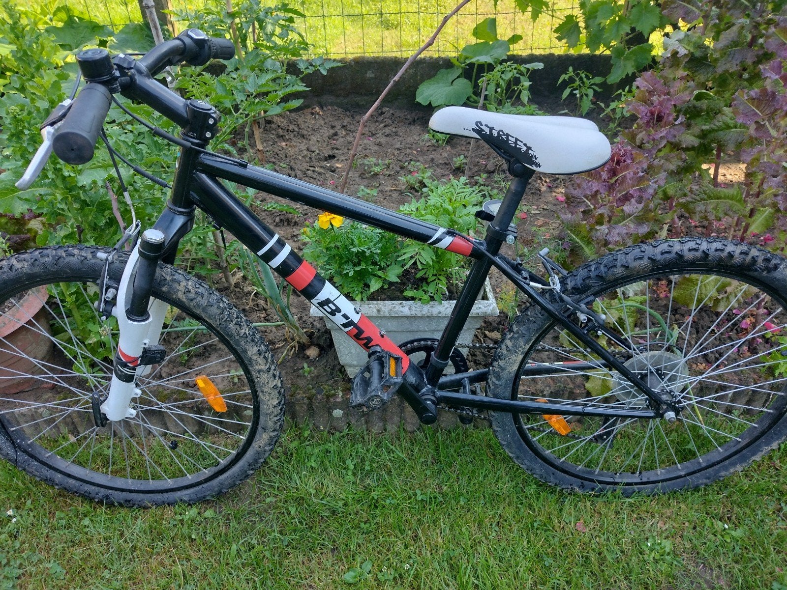 24"INCH B-TWIN MOUNTAINBIKE MET VERING, Ophalen