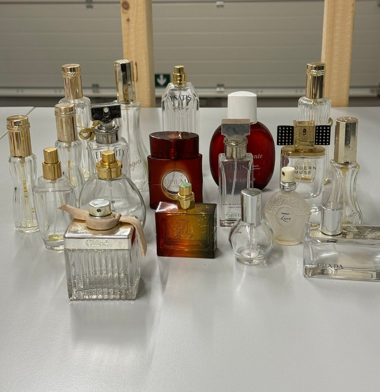 21 parfum fles flesjes parfumfles parfumflesjes verzameling, Ophalen of Verzenden, Zo goed als nieuw, Parfumfles
