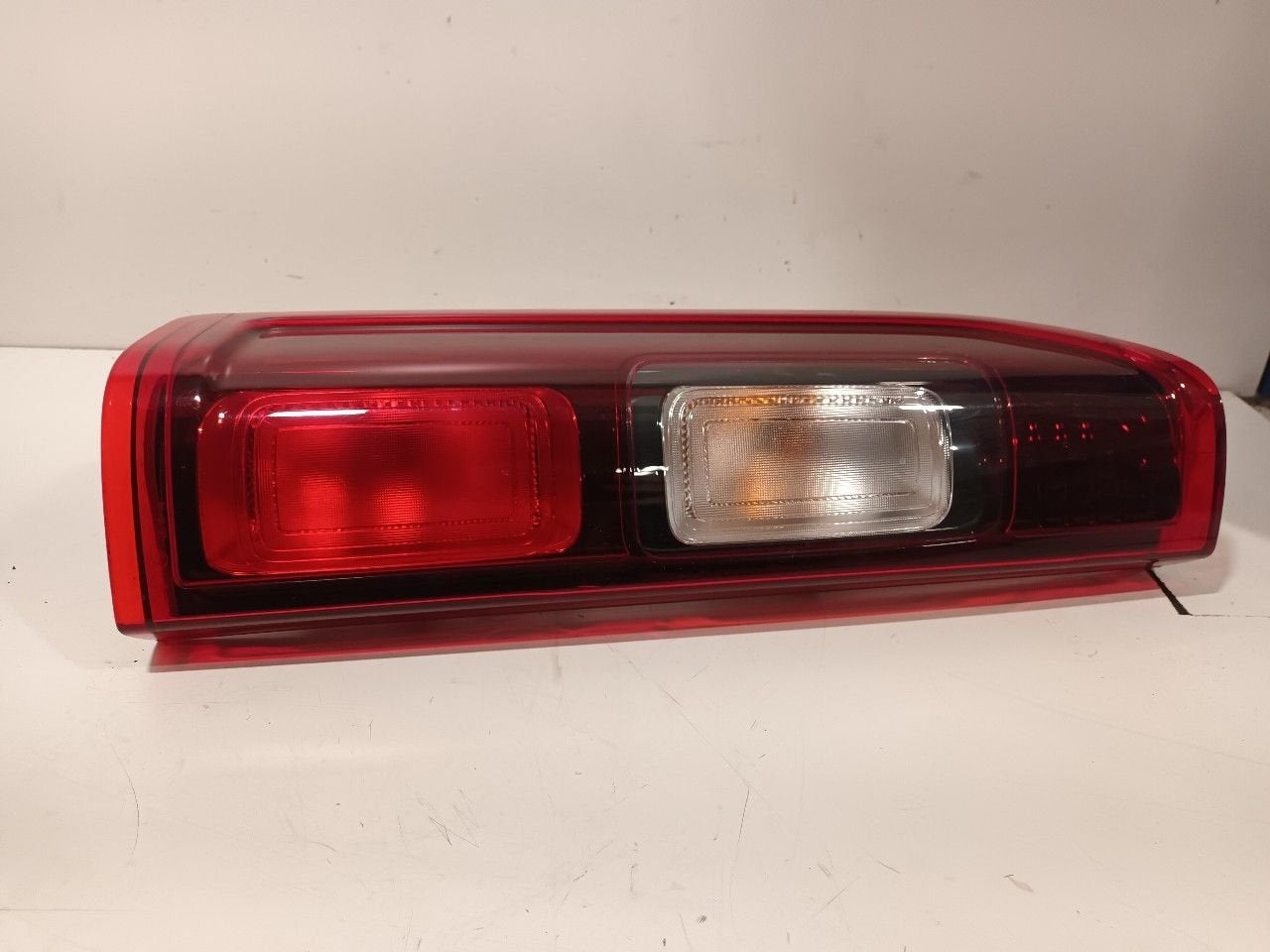 Achterlicht links buiten Renault Trafic, Onderdelen@venauto.nl, Van der Ven Autorecycling B.V., Ettenseweg 76, 4706 PB Roosendaal, The Netherlands