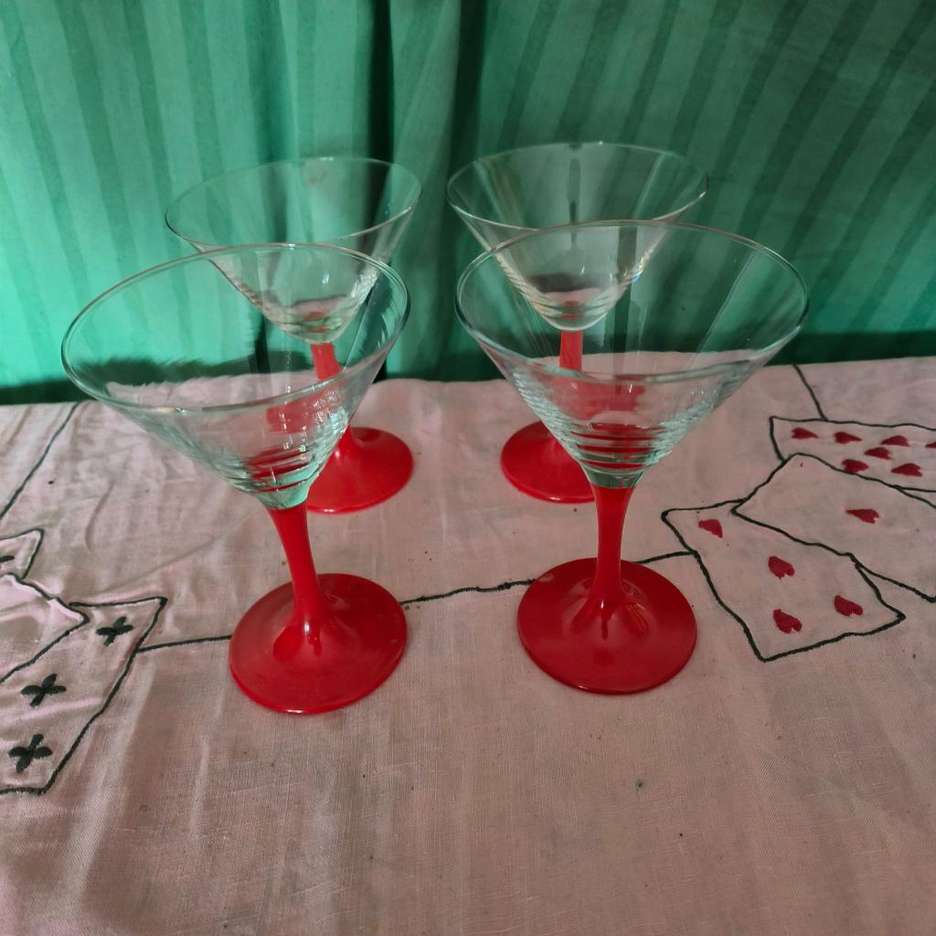 4 Martiniglazen met rode voet, Verzamelen, Ophalen of Verzenden, Gebruikt, Borrel- of Shotglas