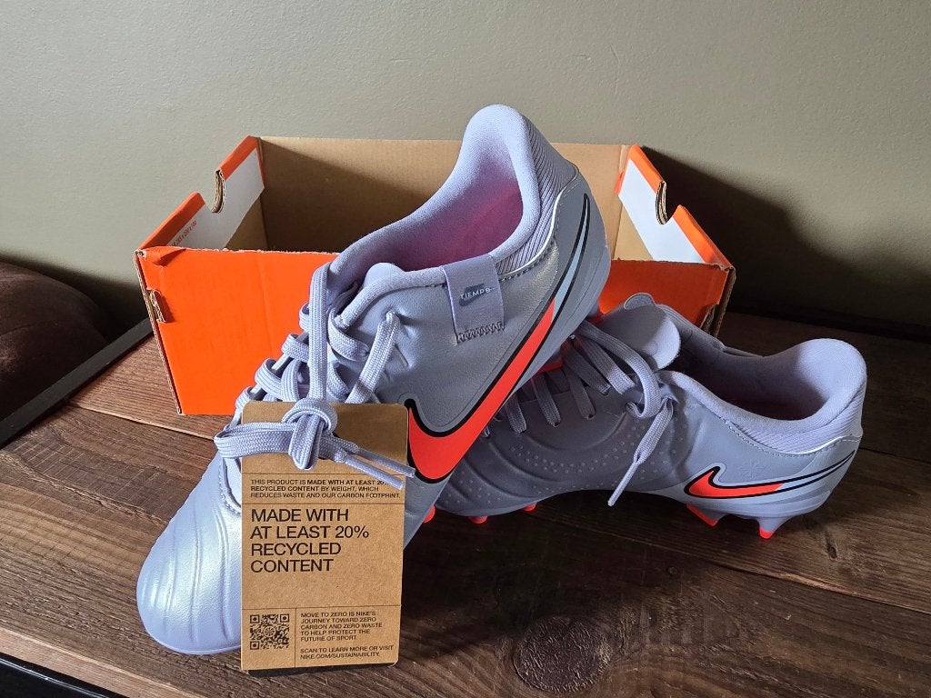 Crampons Nike violet neuf pointure 37,5 neuf, Enlèvement, Neuf, Chaussures