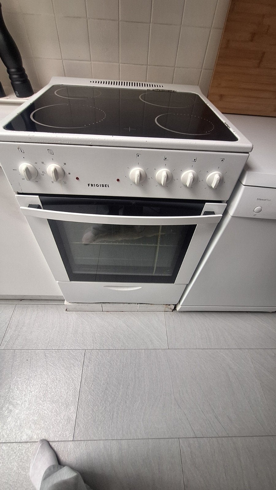 Vrijstaande elektrische oven met keramische kookplaat
Afmeti, Electroménager, Cuisinières, 4 zones de cuisson, Enlèvement, Utilisé