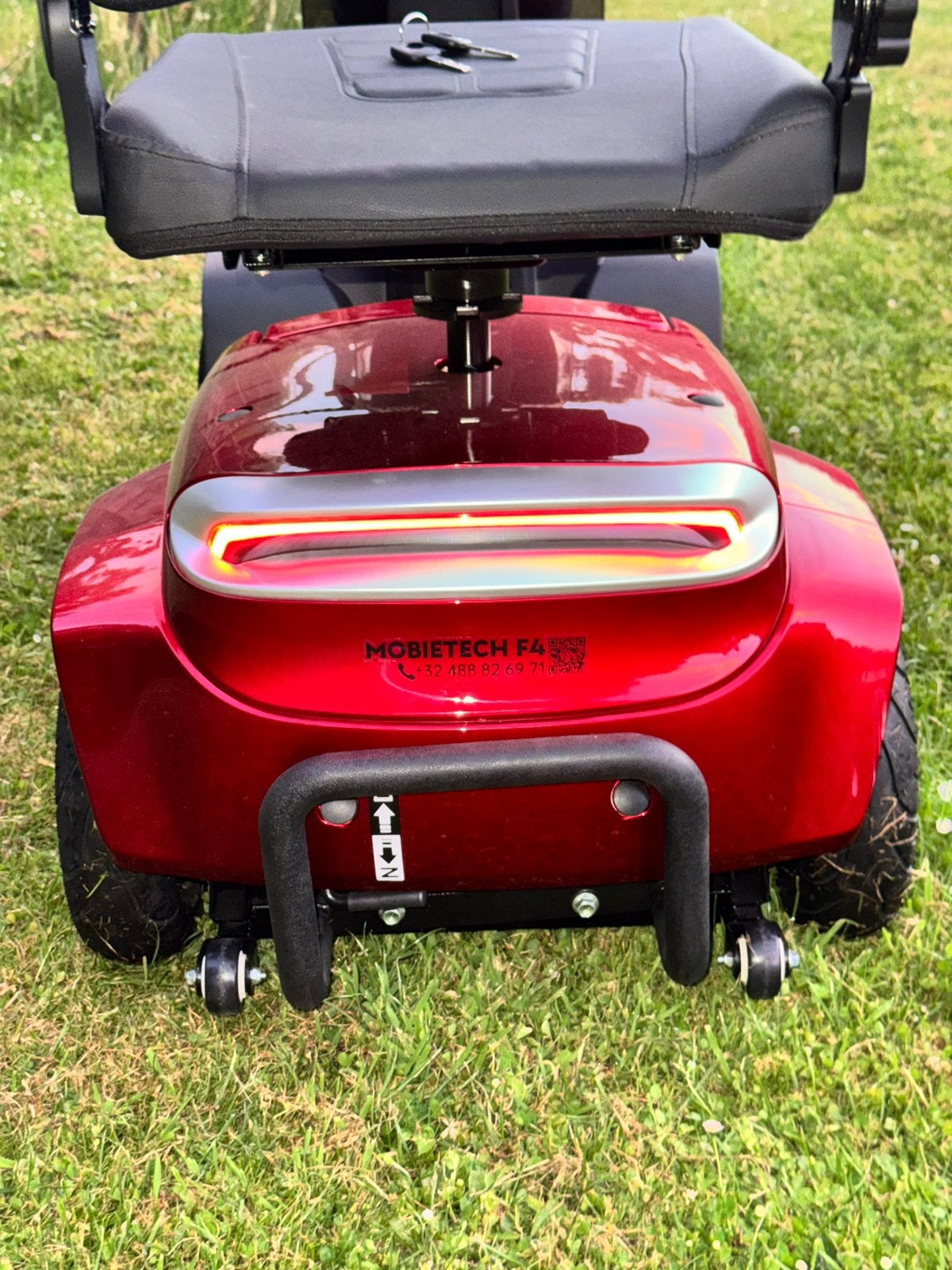 2026 MOBIETECH F4 Scootmobiel - met uitneembare lithium accu, Diversen, Rolstoelen, Ophalen of Verzenden, Inklapbaar, Zo goed als nieuw