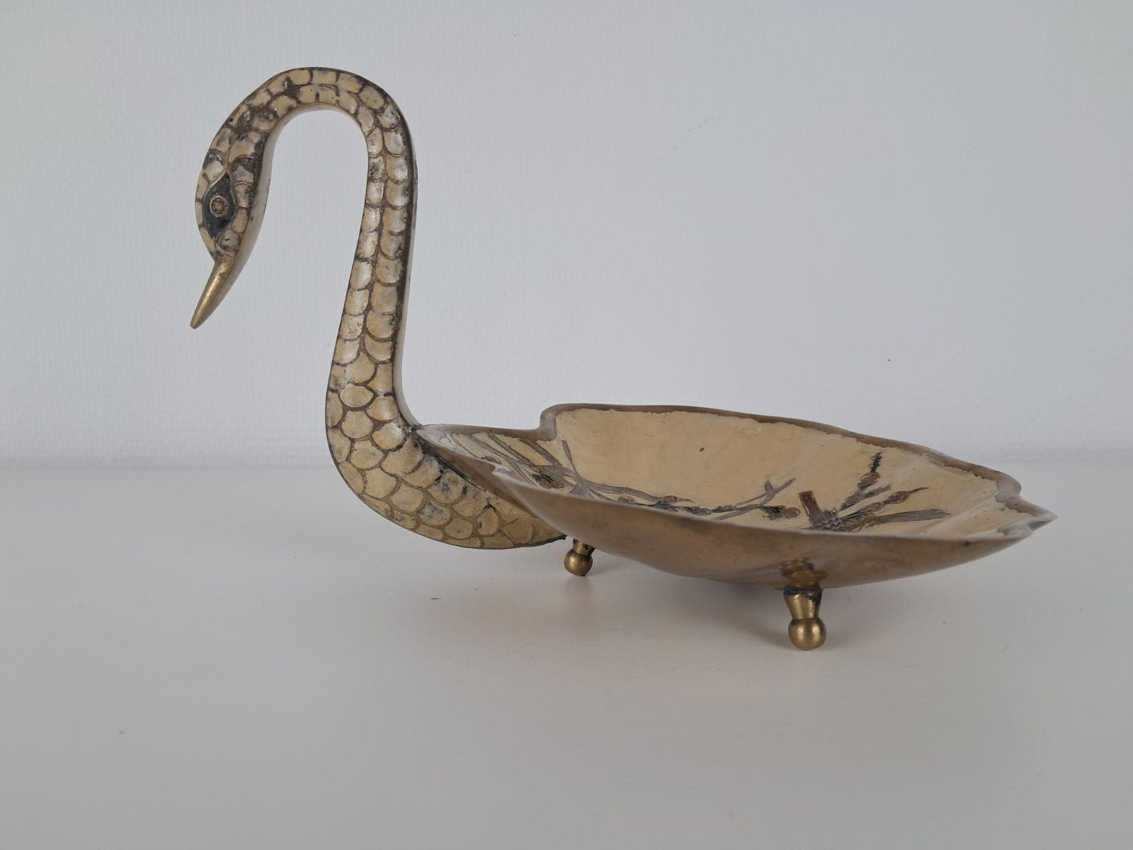 Plat à cygne vintage en laiton avec émail — Hollywood Rege, Enlèvement ou Envoi, Autres types, Métal, Fait main