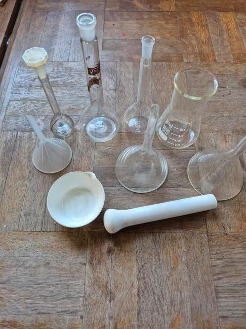 Lot labo maatflesjes en trechters, Ophalen