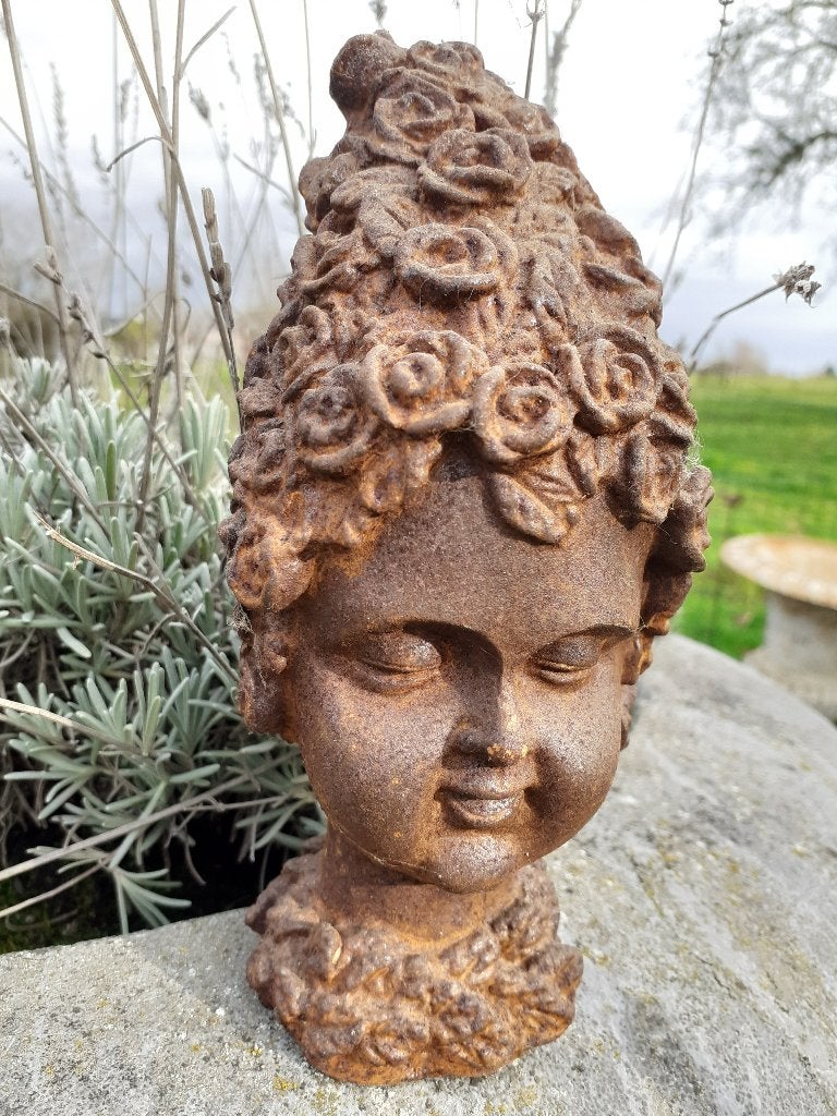 Buste van een fee in gepatineerd gietijzer., Tuin en Terras, Ophalen of Verzenden, Zo goed als nieuw, Overige materialen, Overige typen
