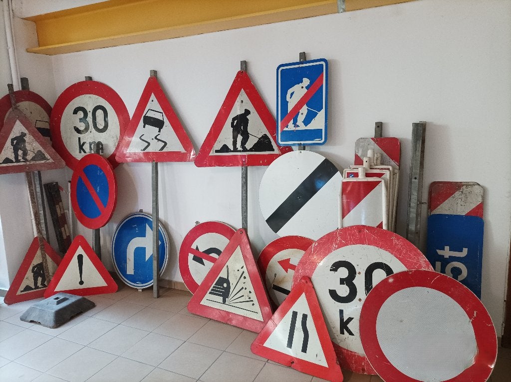 PANNEAUX DE SIGNALISATION ET BARRIERES, Enlèvement