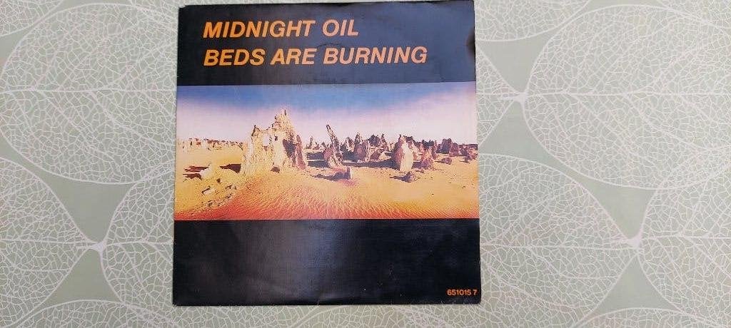 Vinyl single: Midnight Oil - Beds are burning (zie foto's), CD & DVD, Vinyles | Rock, Enlèvement ou Envoi, Comme neuf, Pop rock