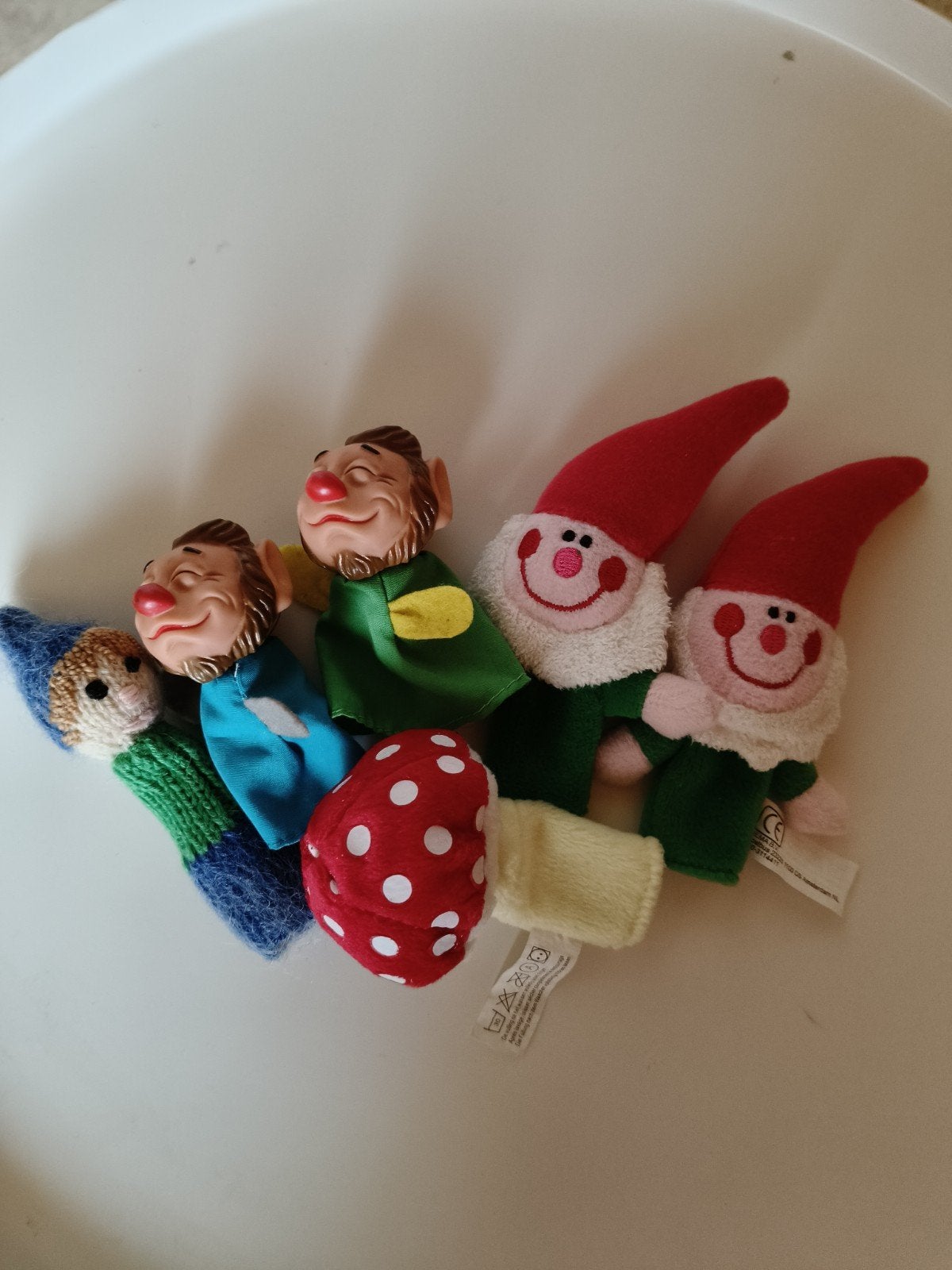 marionnettes à doigts en forme de nain et de champignon, Enlèvement