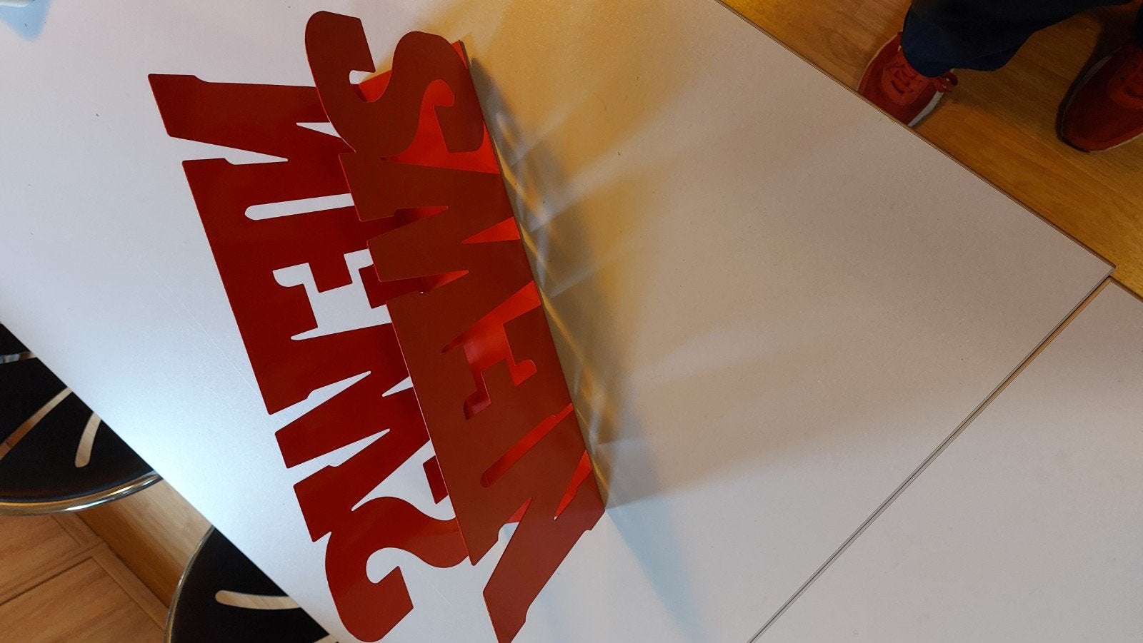 Dagblad houder metaal gelakt als nieuw, Boeken, Ophalen, Zo goed als nieuw