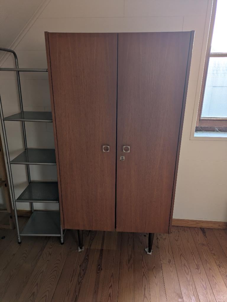 Vintage kleerkast, Enlèvement
