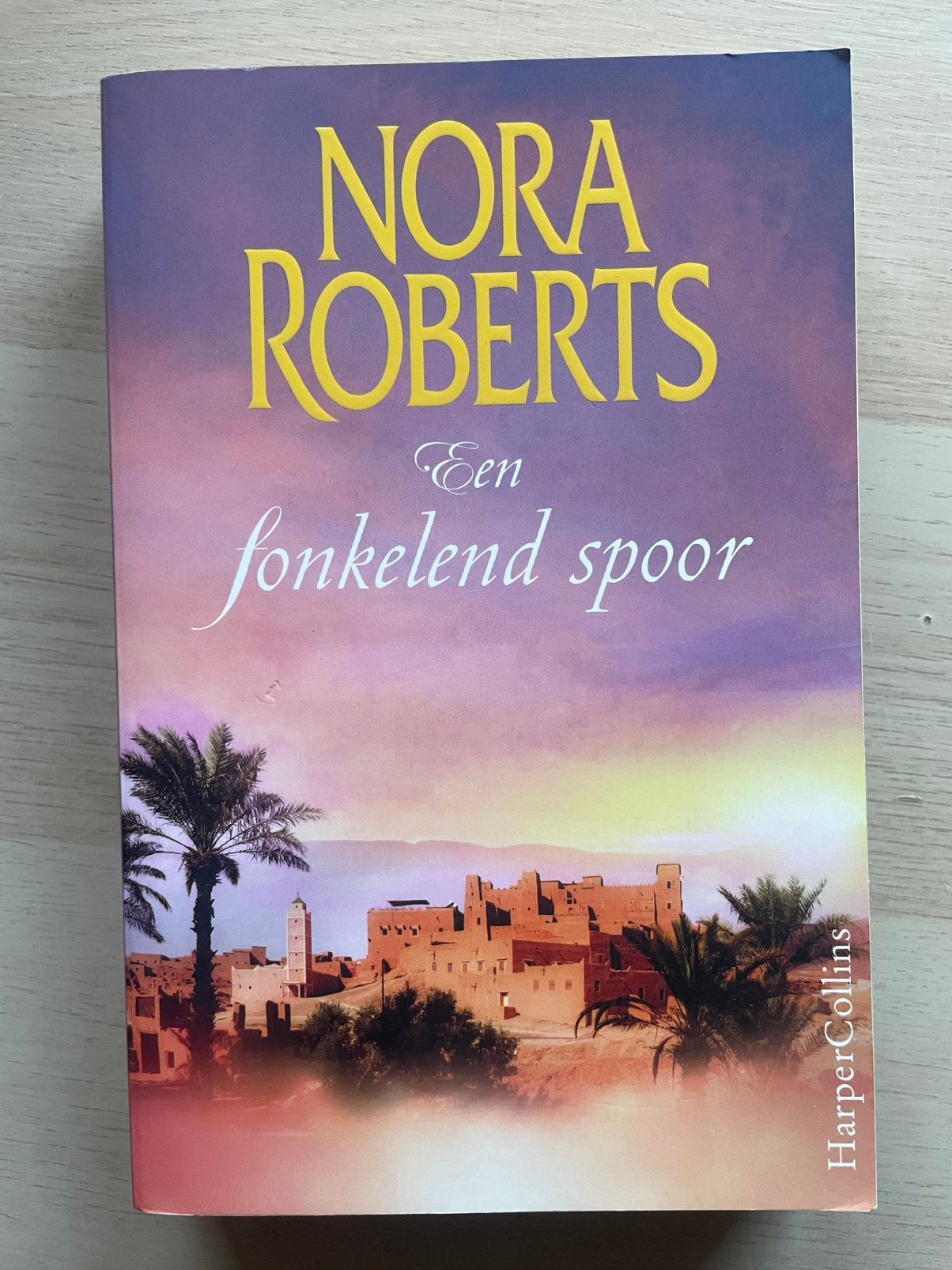 Een fonkelend spoor - Nora Roberts, Boeken, Chicklit, Ophalen of Verzenden, Zo goed als nieuw