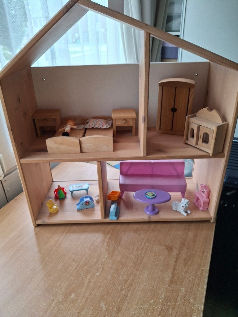 Jouet- maison en bois pour poupée meublée pas d'envoi, Enfants & Bébés, Enlèvement, Utilisé, Maison de poupées