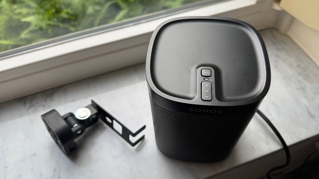 Sonos Play 1 incl ophangbeugel  ( Vaste prijs ), TV, Hi-fi & Vidéo, Enlèvement ou Envoi, Comme neuf, Haut-parleurs Frontaux, Arrière ou Stéréo