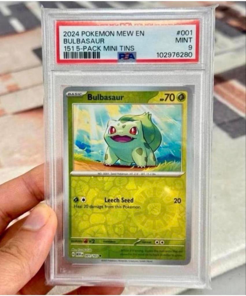 2024 POKEMON MEW EN BULBASAUR 151 Mini Tins PSA-9 001/165, Hobby en Vrije tijd, Verzamelkaartspellen | Pokémon, Ophalen of Verzenden
