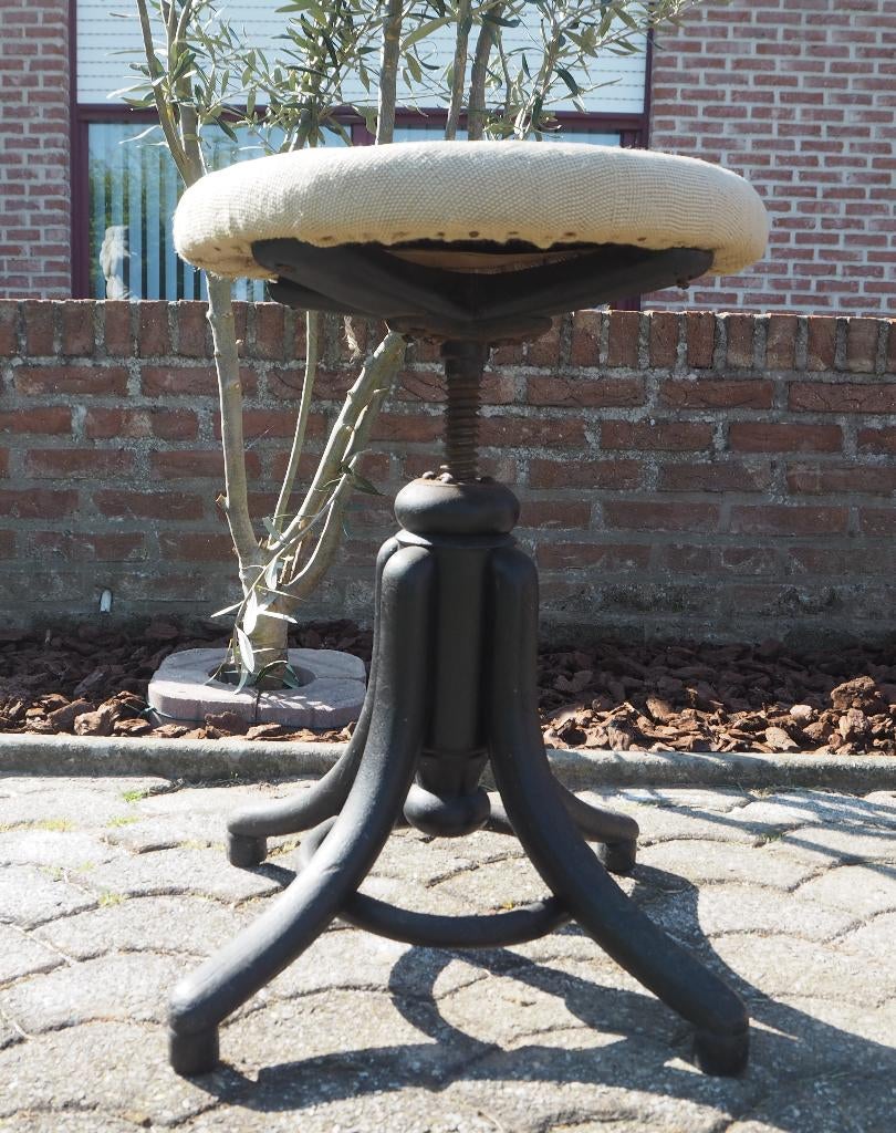 Ancien tabouret, Enlèvement